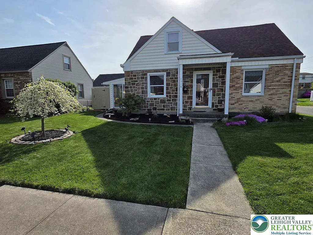 1316 N Van Buren St photo 1