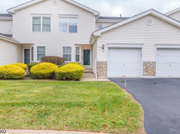 19 Lakeview Dr, Hamburg Boro, NJ 07419