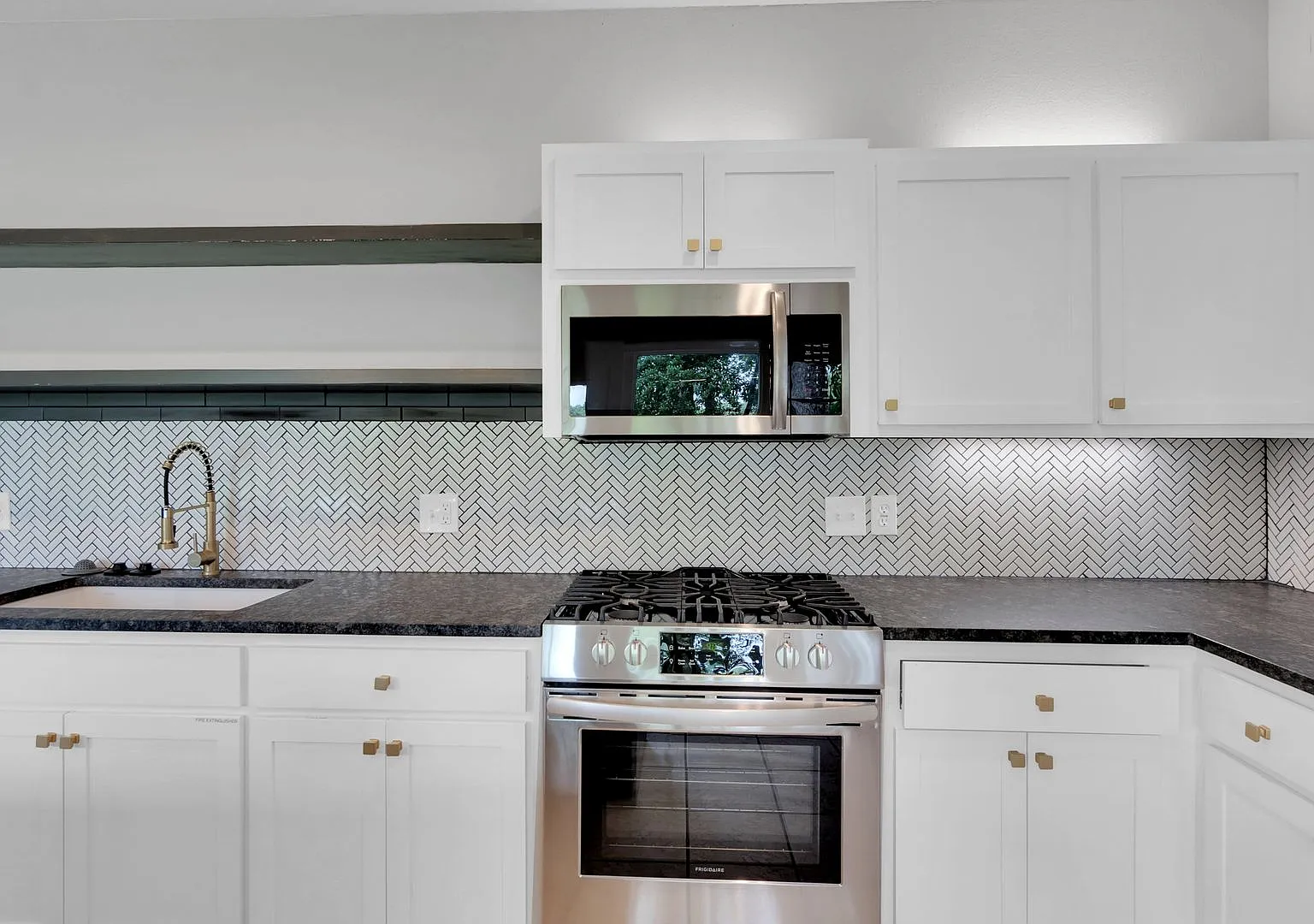 Prime Location! 3 bed/ 2 bath! Close to Riverside & Brookside — Photo 4