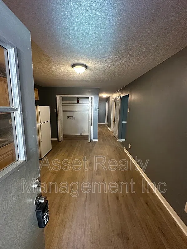 3 bed, 1.0 bath, 950 sqft, $1,295 — Photo 3