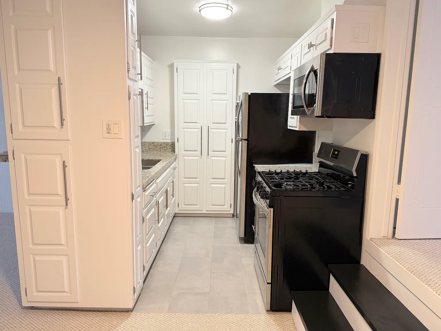 2250 N Beachwood Dr — Photo 4