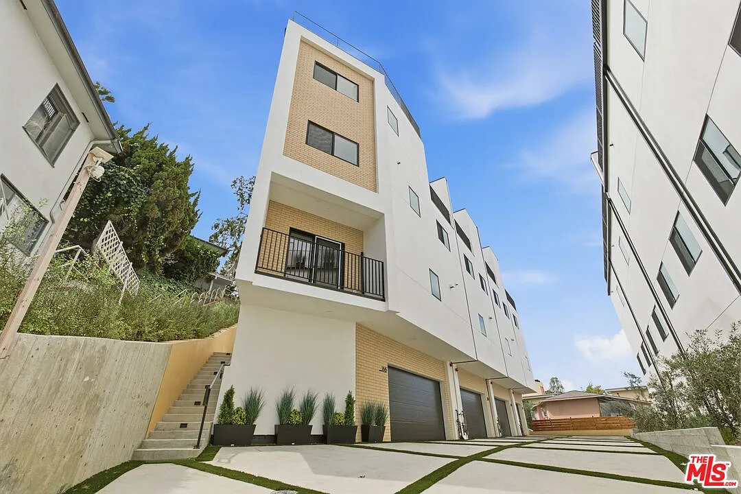 3 bed, 3.0 bath, 3369 sqft, $5,499 — Photo 2