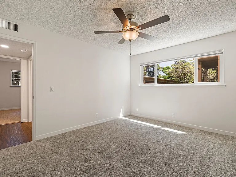 Train Station Apartments — Photo 37