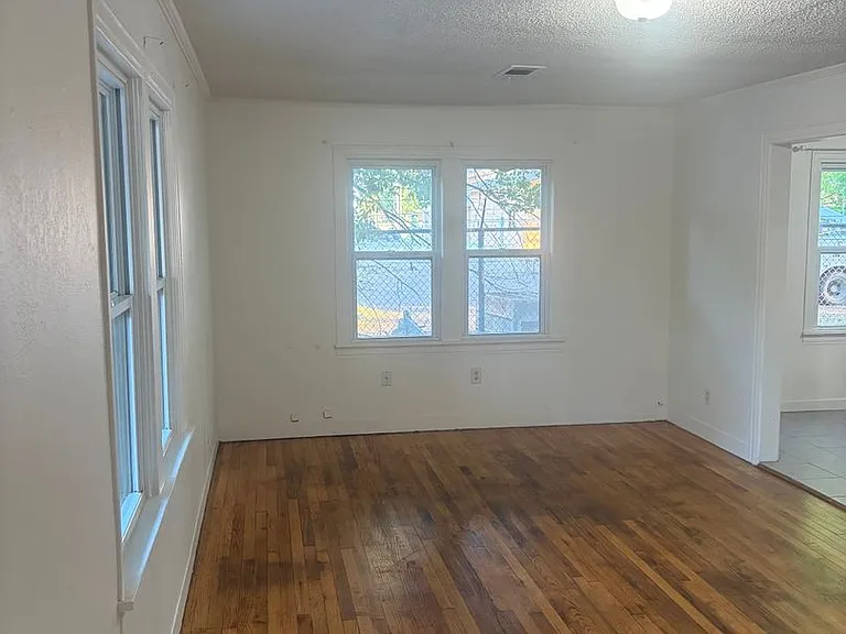 723 Hall St — Photo 4