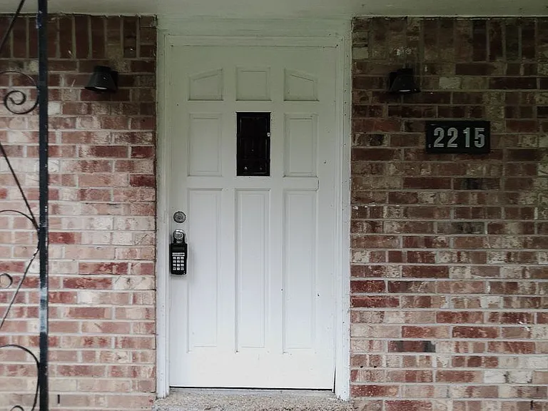 2215 Fairfield Dr — Photo 1