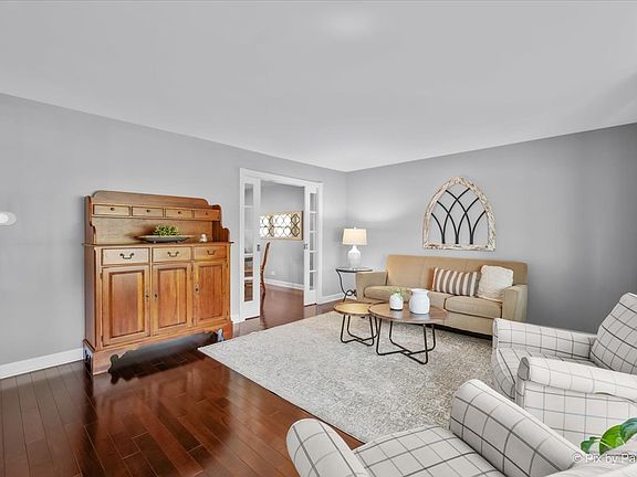 4th image of 923 E Schirra Dr