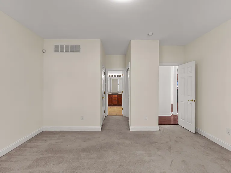 102 Burnet Cres #102 — Photo 42
