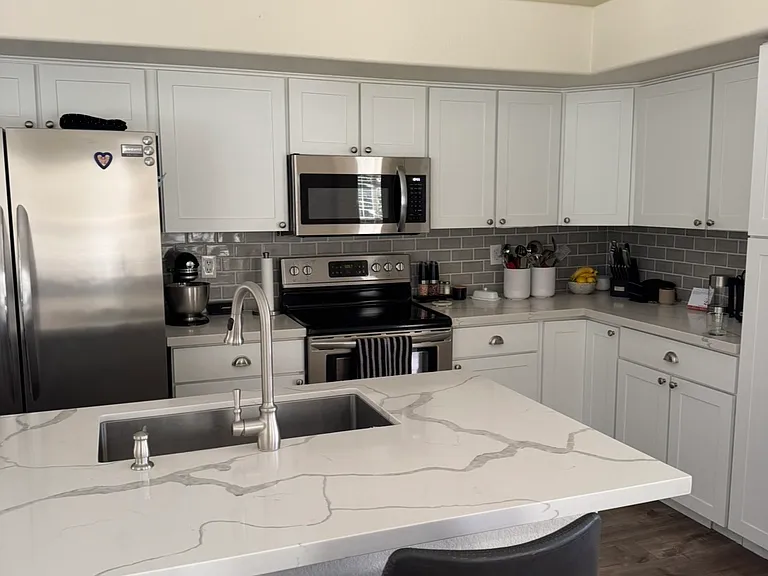 1635 E Oakland St — Photo 2