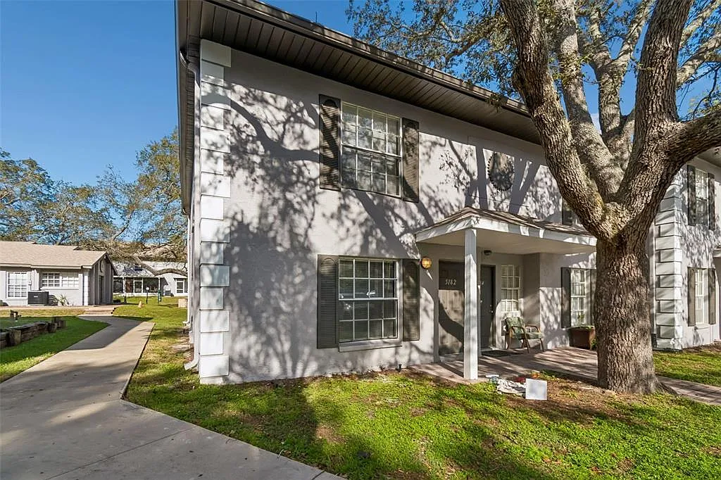 3 bed, 2.5 bath, 1368 sqft, $2,000 — Photo 3