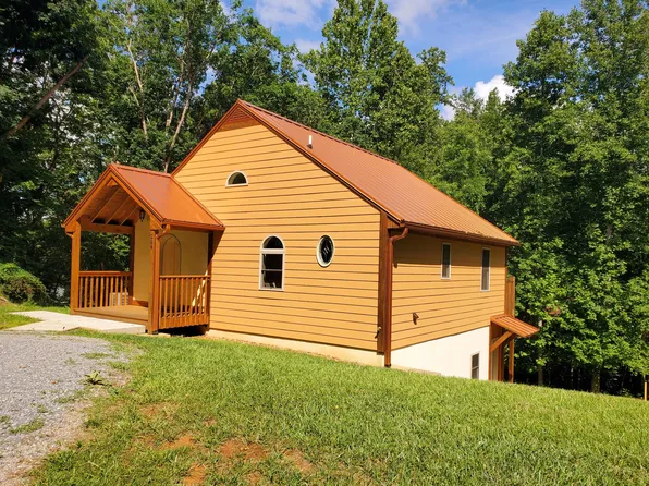 204 Hilltop Dr, Huddleston, VA 24104