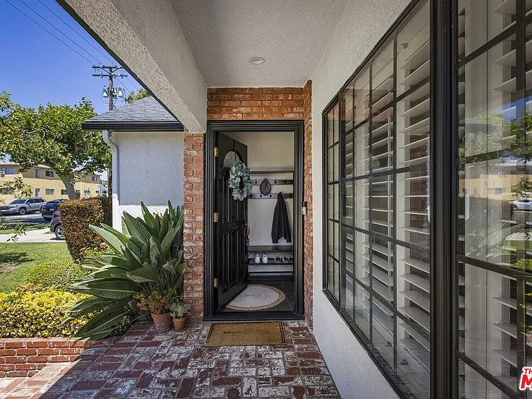 1132 N Reese Pl — Photo 6