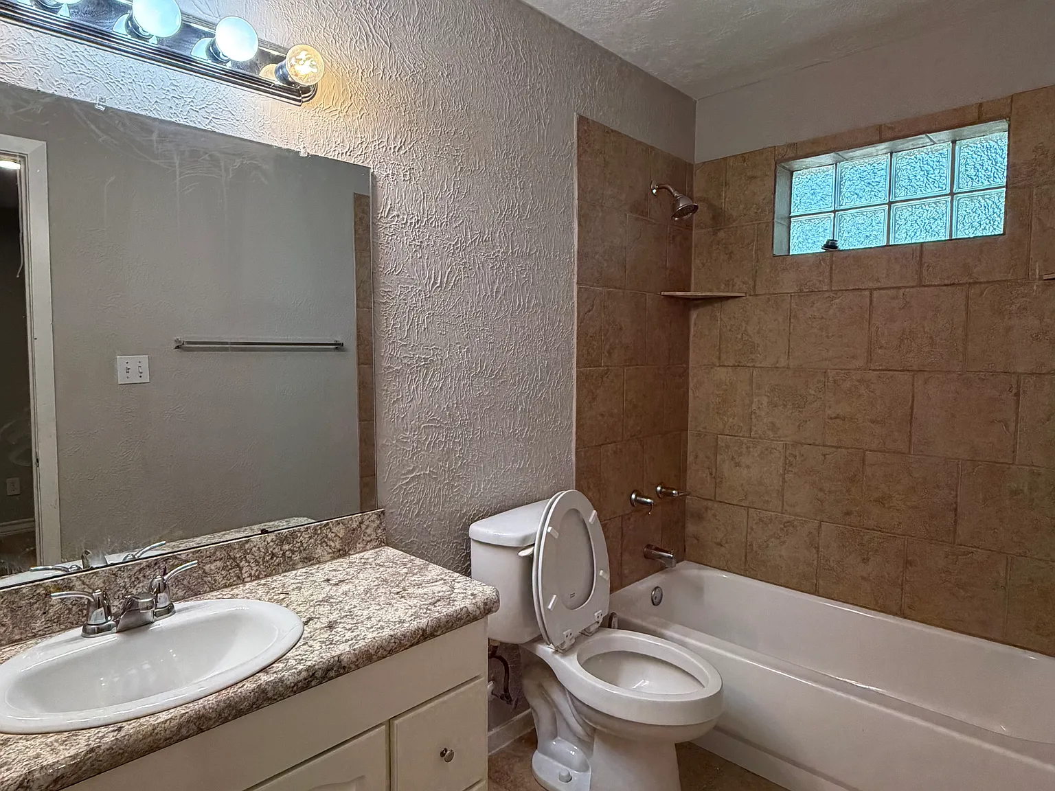 3 bed, 1182 sqft, $1,800 — Photo 3