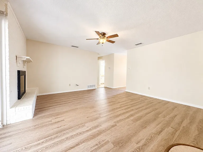 2025 Meadow Gln — Photo 3
