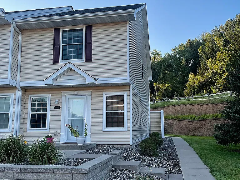 2 bed, 1.5 bath, 1300 sqft, $1,800 — Photo 1