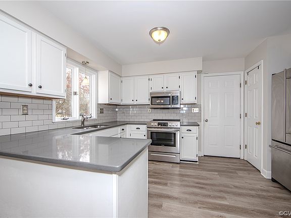 5th image of 10502 Oak Cottage Dr