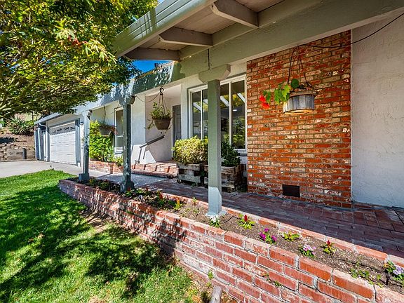 5th image of 2910 Doidge Avenue
