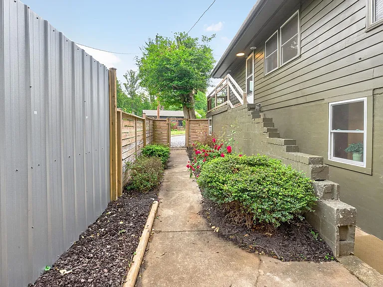 1408 Baker St #B — Photo 18