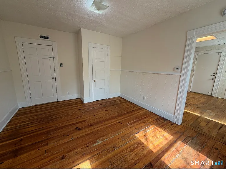 120 Rennell St — Photo 4