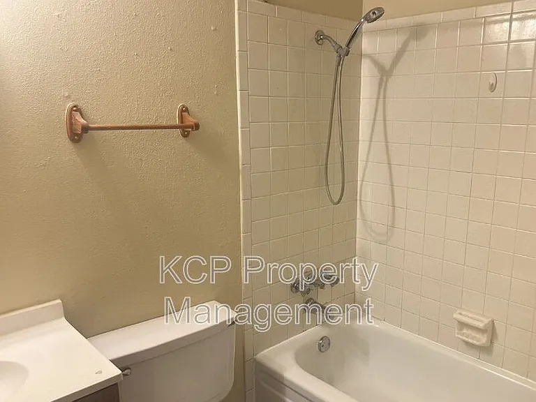 8516 S 35th Ter — Photo 11