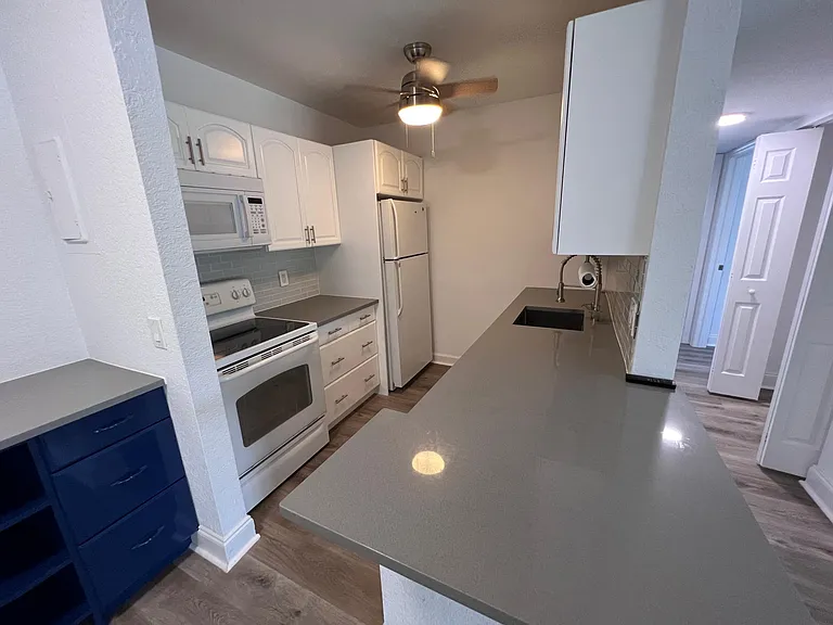 875 NW 13th St #421 — Photo 3