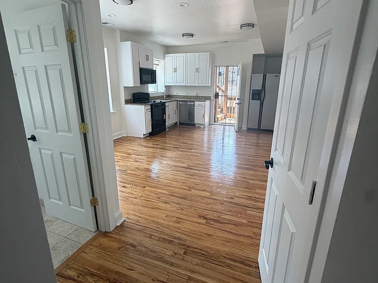 3851 W Ainslie St #1 — Photo 2