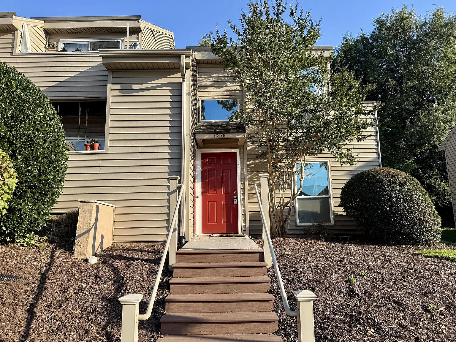 4 bed, 2.0 bath, 1352 sqft, $2,200 — Photo 1