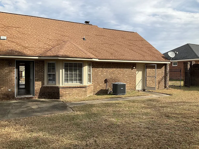 136 Parliament Dr — Photo 3