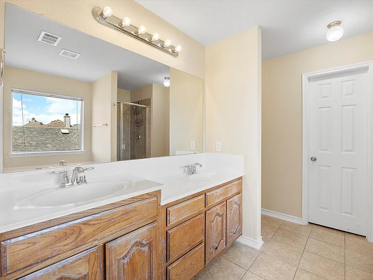 1100 Camelot Dr — Photo 26