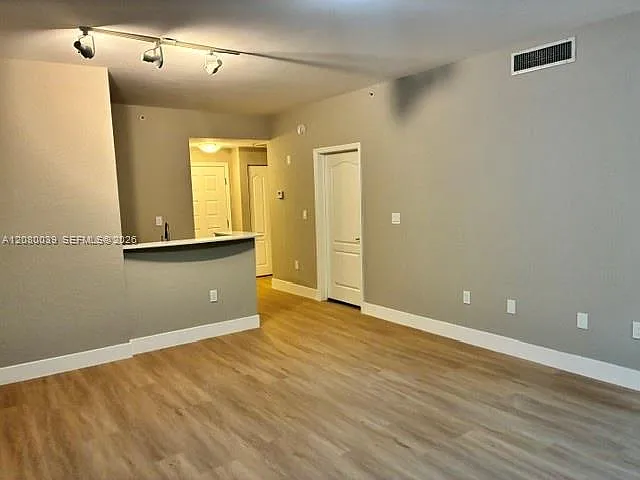 Valencia Condo — Photo 2