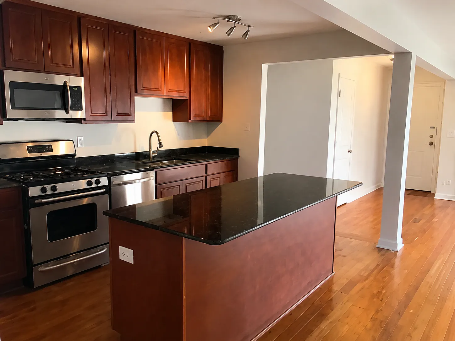 4 bed, 3.0 bath, 2200 sqft, $3,650 — Photo 4