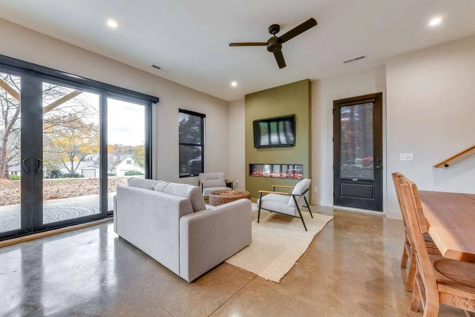 1 bed, 1.0 bath, 1097 sqft, $2,598 — Photo 2
