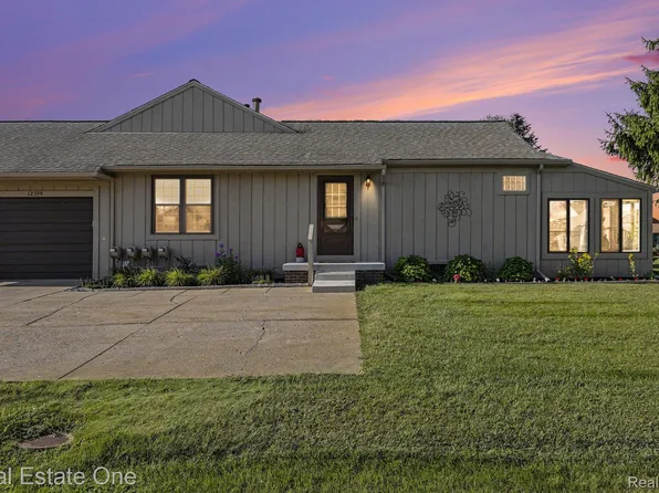 12399 Nantucket Dr #4, South Lyon, MI 48178