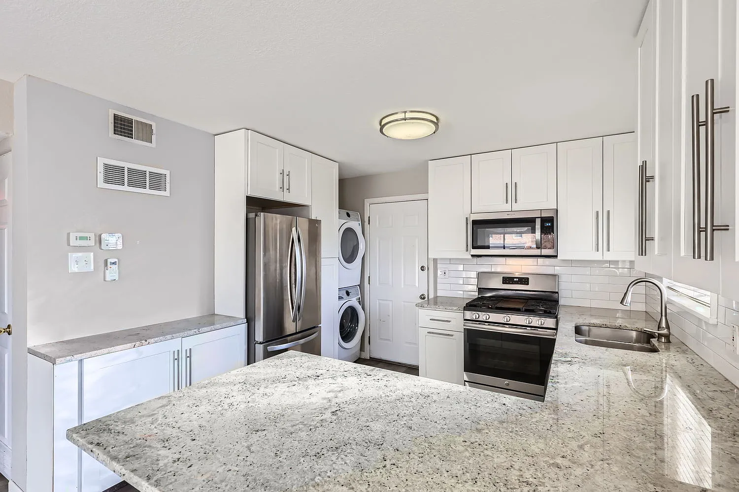 3 bed, 1030 sqft, $2,300 — Photo 1