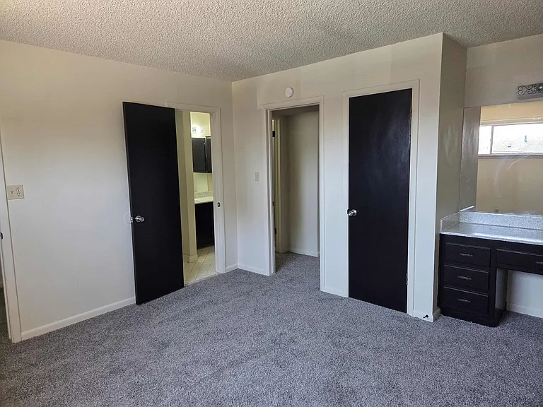 Victor South Apartments — Photo 28