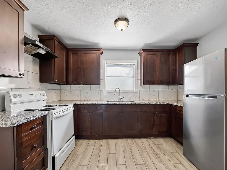 6022 Lyndhurst Dr — Photo 5