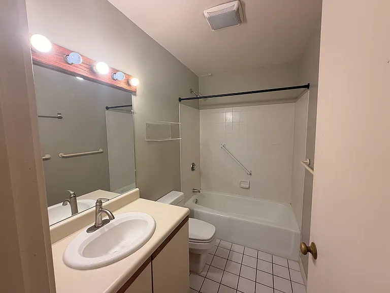 204 Charles St — Photo 16