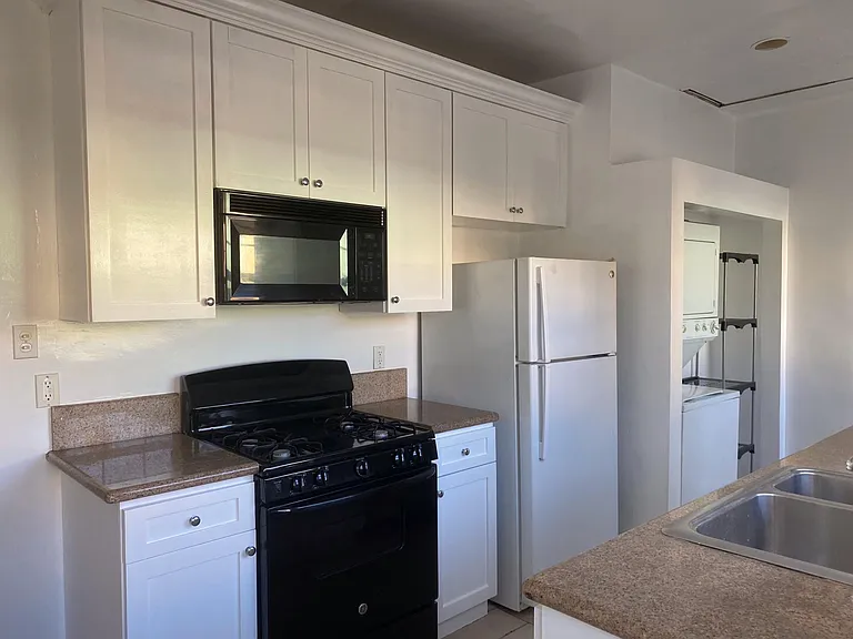 1453 1/2 N Mansfield Ave — Photo 4