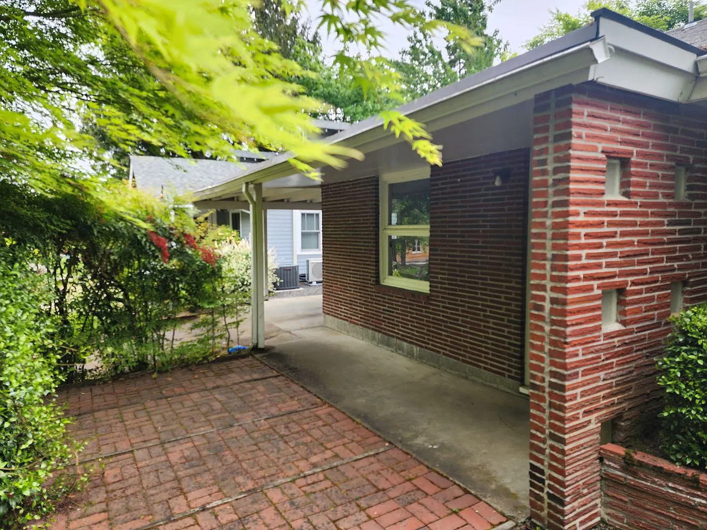 2 Bedroom House With Incredible Backyard Garden! — Photo 3