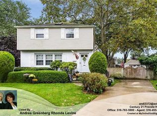 10 Alton Ct, Merrick, NY 11566