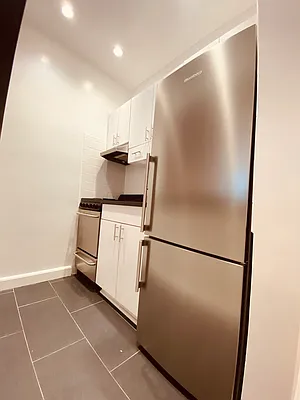 Rented by Metropolis Real Estate of Manhattan | media 9