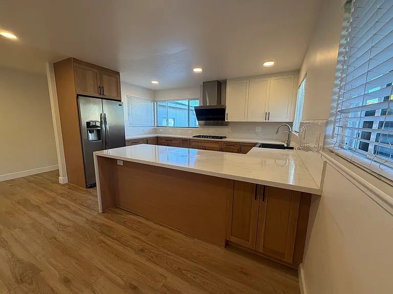2330 Kent St — Photo 2