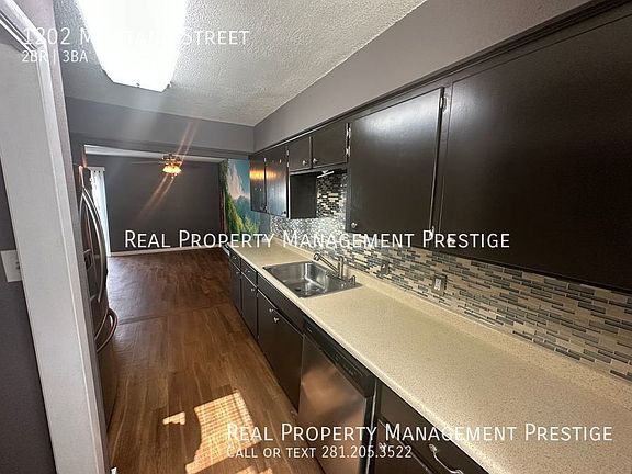 4th image of 1202 Montana St