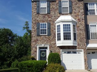 100 River Ln, Delanco, NJ 08075