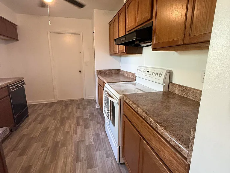 1032 Frost Ln — Photo 2