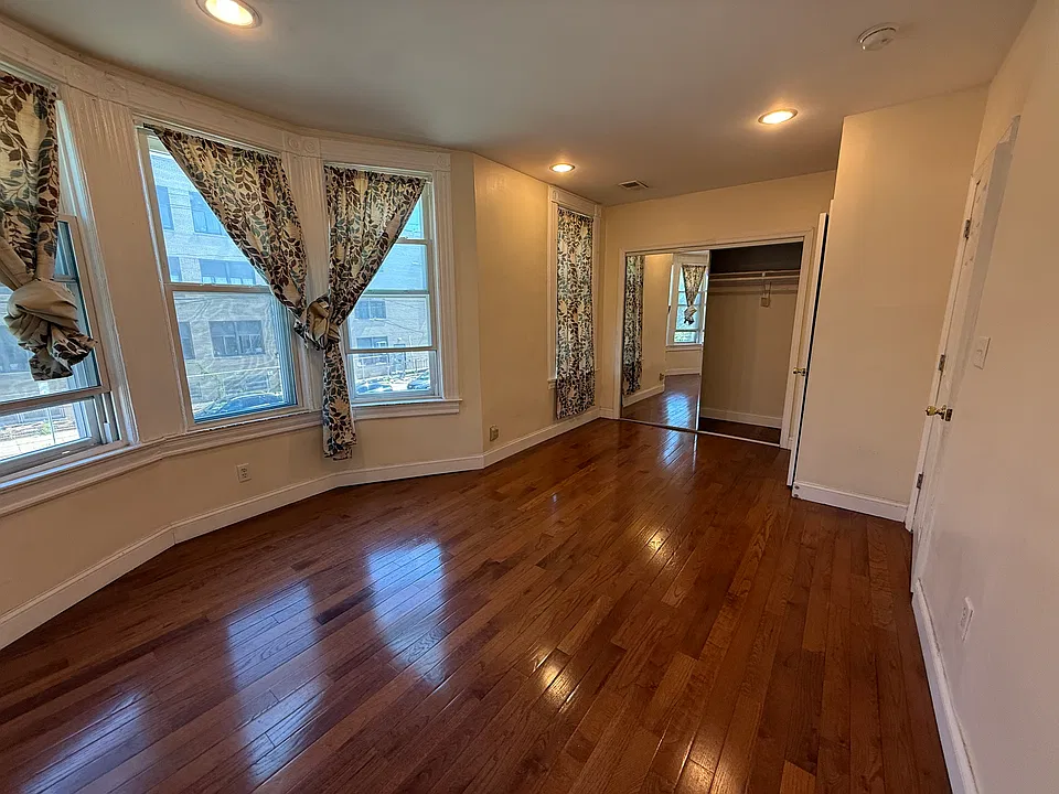 27 Nelson Ave #2