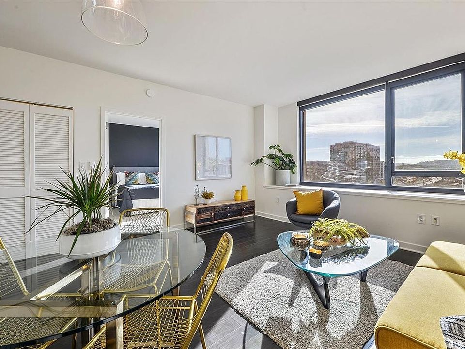 1st image of 260 King St Unit 645