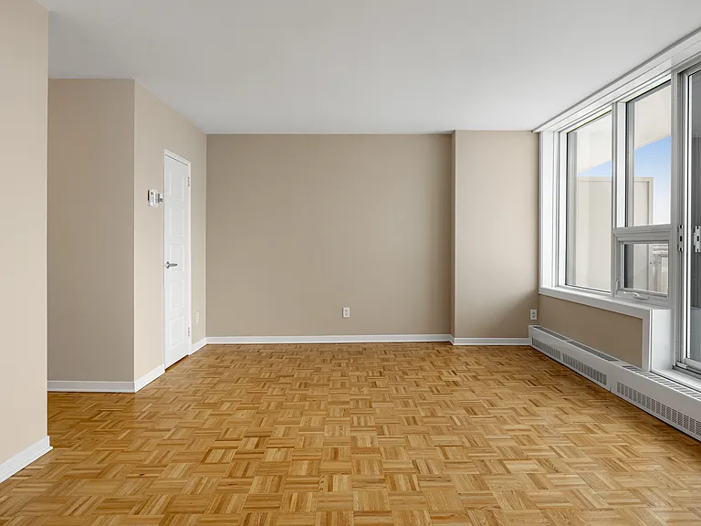 111 Wurtemburg St — Photo 26