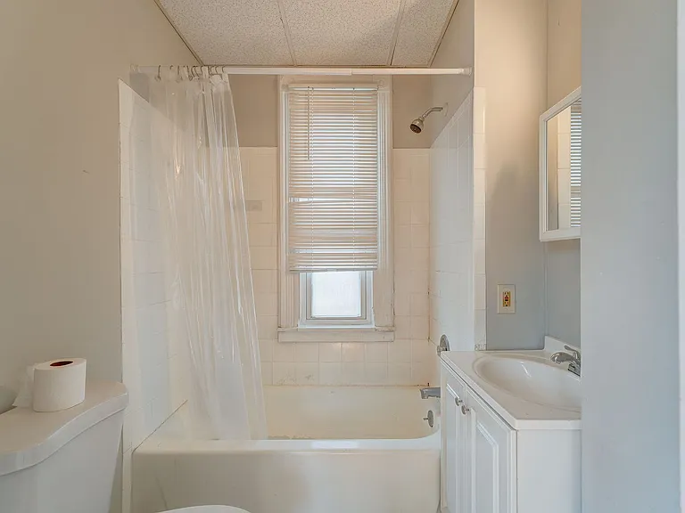 94 Howe St — Photo 15