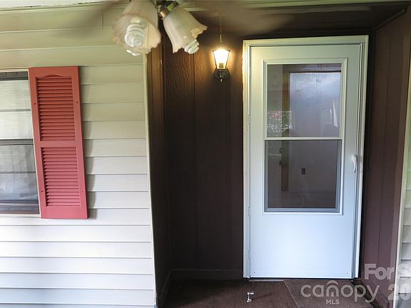 3rd image of 1042 Bexley Ln
