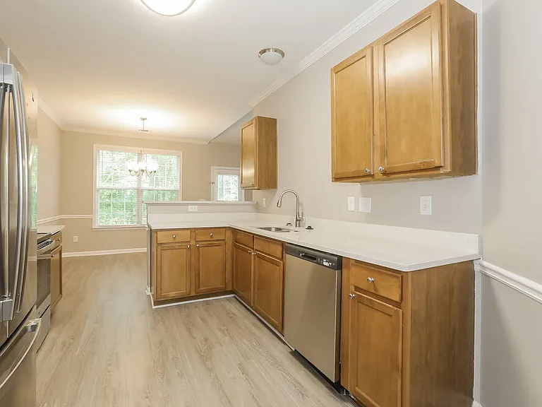 2452 Temple View Dr — Photo 7